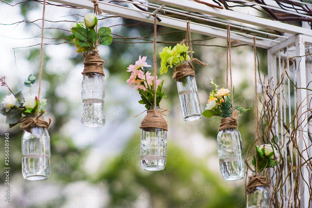 Décoration faite maison pour votre mariage : louez ou recycler les petits objets