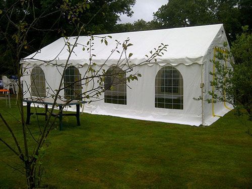 Prévoir une tente pour une fête dans son jardin à Brest