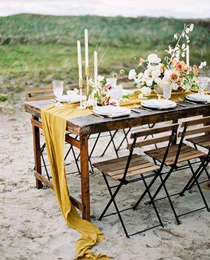 Pour un décoration champêtre : location de chaises en bois