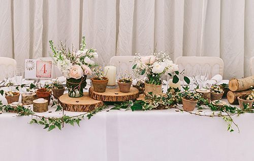 Pour un coin rustique et cosy pour votre mariage : louez la vaisselle et le décor adaptés